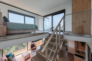乌尔齐尼Solana's View - Ferienhäuser in ruhiger Lage, mit einer einzigartigen Aussicht, Infinity Pool, Free Parking und Wlan的一间有双层床和带窗户的楼梯的房间
