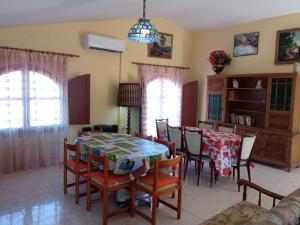 comedor con mesa y sillas en Casa Rural Cal Josefina & Tomas, en La Riera