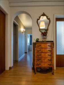 una stanza con cassettiera e specchio sul muro di Chambre chez Victor a Lingolsheim