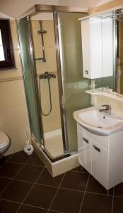 W łazience znajduje się prysznic i umywalka. w obiekcie Vasto Apartments w mieście Kaštela
