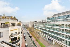 una vista aérea de una calle de la ciudad con edificios en Appartement Refait À neuf 4 Couchages, en Levallois-Perret