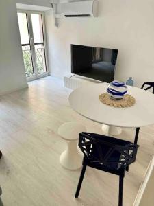 una mesa blanca y sillas en la sala de estar. en Nouveau - Nice Mamac - centre en Niza