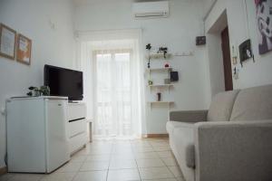 a living room with a couch and a television at Casa Vacanze Le Cascate in Le Marmore