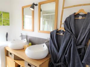 łazienka z 2 umywalkami na drewnianym blacie w obiekcie Le Sablon - Hébergement bien-être, Spa & massages à 20mn de Reims centre w mieście Unchair