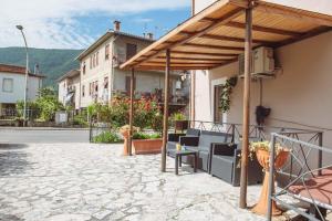 een patio van een huis met een houten pergola bij Casa Vacanze Le Cascate in Le Marmore
