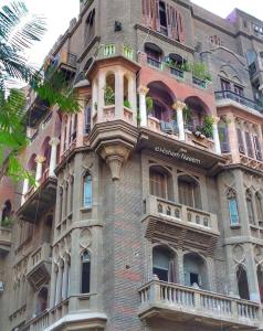 Un edificio alto con balcones a los lados. en New palace court, en El Cairo