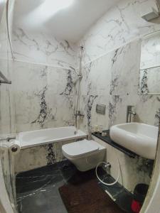 un baño con inodoro y lavabo en New palace court, en El Cairo