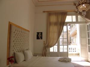 Un dormitorio con una cama y una ventana grande. en New palace court, en El Cairo
