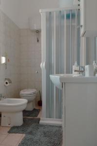 a bathroom with a toilet and a sink and a shower at Casa Vacanze Le Cascate in Le Marmore