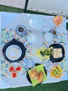 una mesa con platos y tazones de comida. en Corte San Martino, en Mesagne