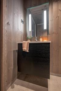 bagno con lavandino e specchio di Exclusive Penthouse Apartment with Sauna - 102 a Stranda