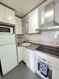 Kuchyňa alebo kuchynka v ubytovaní Precioso apartamento con piscina