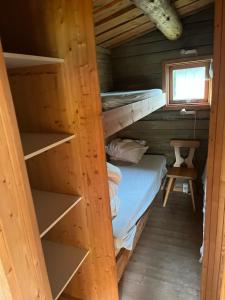 NibeにあるHimmerlands Fiskepark & Campingのキャビン内の二段ベッド付きのベッドルーム1室