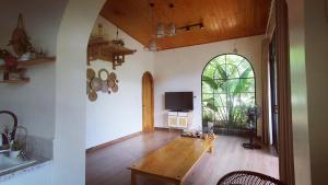 Una televisión o centro de entretenimiento en Dốc Chill villa view núi, 3PN, biệt lập riêng khu, bể bơi vô cực, gần Ba Vì, Hà Nội