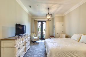 um quarto com uma cama e uma televisão numa cómoda em Loretto Vacation Rental with Community Resort Perks 