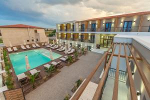 uma vista panorâmica de um hotel com piscina em Verano Afytos Hotel em Afitos