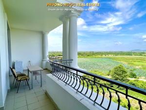 einen Balkon mit einem Tisch und Stühlen sowie Aussicht in der Unterkunft Căn hộ view Hoàng Hôn chuỗi Space Apartment & HomeStay tại Vinhomes Marina Hải Phòng in Xóm Niêm