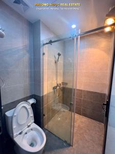 ein Badezimmer mit einem WC und einer Glasduschkabine in der Unterkunft Căn hộ view Hoàng Hôn chuỗi Space Apartment & HomeStay tại Vinhomes Marina Hải Phòng in Xóm Niêm