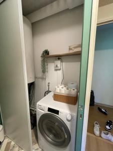 pralnia z pralką w pokoju w obiekcie Les marmottes w mieście La Foux