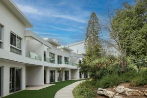 een uitzicht op een huis met een loopbrug bij Almond Hotel - Adults only in Neve Ilan