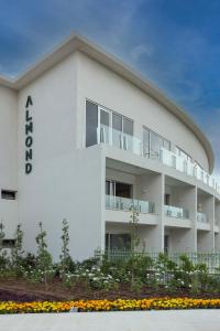 un edificio blanco con balcones en un lateral en Almond Hotel - Adults only en Newe Ilan