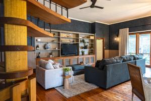 uma sala de estar com dois sofás e uma televisão em Dal Zotto Homestead & Studios em Whitfield