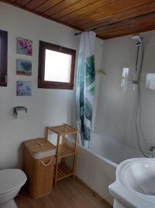 Koupelna v ubytování Bij Bart & Inge-La Boverie-Chalet nr 79