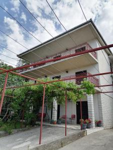 Το κτήριο όπου στεγάζεται  το διαμέρισμα