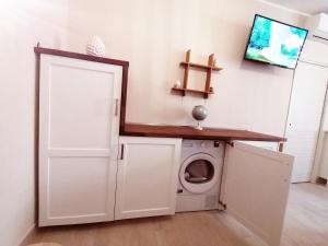 - Lavadora y secadora en una habitación con puerta en Casa vacanze Sabbie di Giove, en Patti 28 fotos más