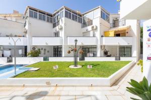 een afbeelding van een gebouw met een tuin bij La Carihuela Ethnic Apartment Torremolinos in Torremolinos