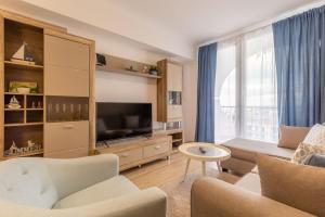 Televízia a/alebo spoločenská miestnosť v ubytovaní Cruiser Apartmanok Siófok By BLTN