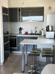 uma cozinha com uma mesa e cadeiras numa cozinha em appartement bayonne em Baiona