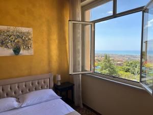 1 dormitorio con cama y ventana grande en La Finestra sulla Valle, en Agrigento
