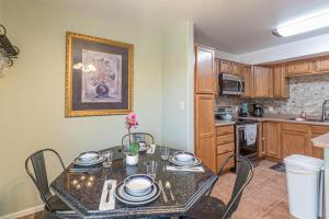 - une cuisine avec une table et des chaises dans la chambre dans l'établissement Orchid Iii - In-town Charming Townhome!, à Grand Junction