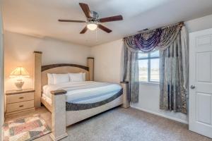 - une chambre avec un lit, un ventilateur de plafond et une fenêtre dans l'établissement Orchid Iii - In-town Charming Townhome!, à Grand Junction