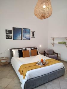 sypialnia z dużym łóżkiem z tacą w obiekcie Canneddi Boutique Farm w mieście Avetrana