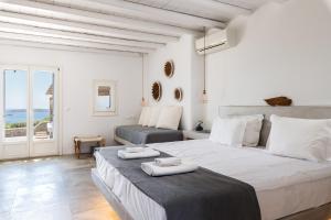 sypialnia z 2 łóżkami i widokiem na ocean w obiekcie Villa Ava Mykonos w mieście Mykonos