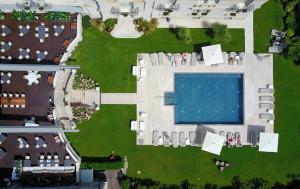 リーヴァ・デル・ガルダにあるGrand Hotel Libertyの庭のスイミングプールの景色