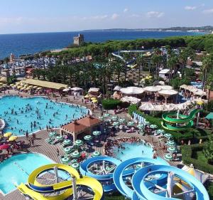 uma vista aérea de uma piscina num resort em Casa vacanza Gallipoli centro em Gallipoli