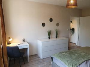 Postel nebo postele na pokoji v ubytování ☆ Like @ home *☆ moderne Wohnung in Oberottmarshausen ☆ Netflix