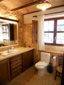 uma casa de banho com um WC e um lavatório em Finca Cas Contador Mallorca em Algaida