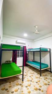 Katil dua tingkat atau katil-katil dua tingkat dalam bilik di Laughing Leopard Trinco