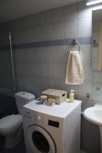 Aphrodite apartment في مدينة خانيا: حمام مع غسالة ومرحاض