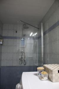Aphrodite apartment في مدينة خانيا: حمام مع دش وحوض استحمام