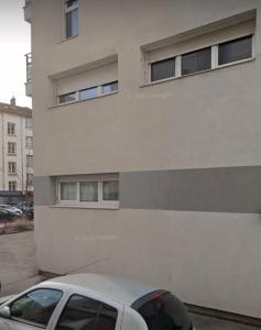 ヴィルールバンヌにあるStudio Balzacの建物前に駐車した白車