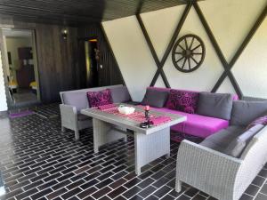 un patio con sofá, mesa y sillas en Aparthouse Ani, en Radovljica