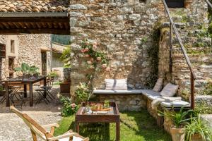 eine Außenterrasse mit einem Sofa und einem Tisch in der Unterkunft Borgo di Pianciano in Spoleto