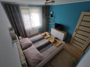 Habitación pequeña con cama y ventana en Mieszkanie 50M, en Rymanów-Zdrój