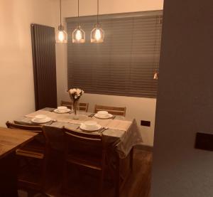 einen Esstisch mit Tellern und Blumen darauf in der Unterkunft Three Kings Luxe Escape in London