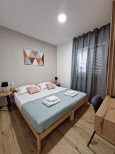Un ou plusieurs lits dans un hébergement de l'établissement Large 2-BDRM apartment Petra